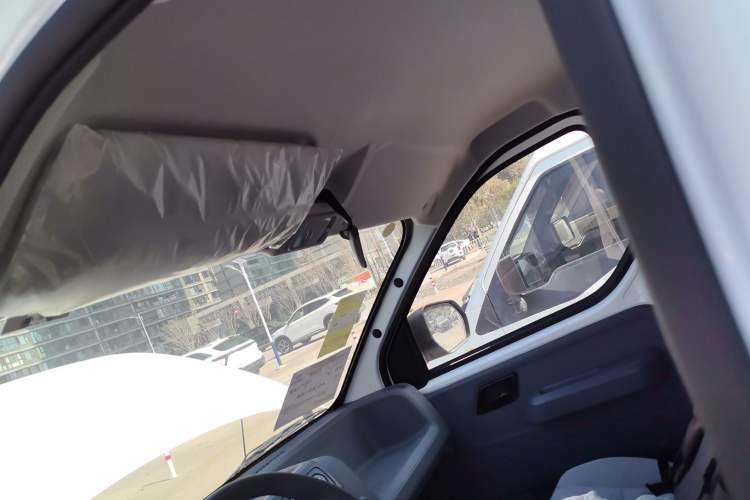 Used Wuling Yangguang 2024 300KM Comfort Version Passenger Van 75kW Headliner