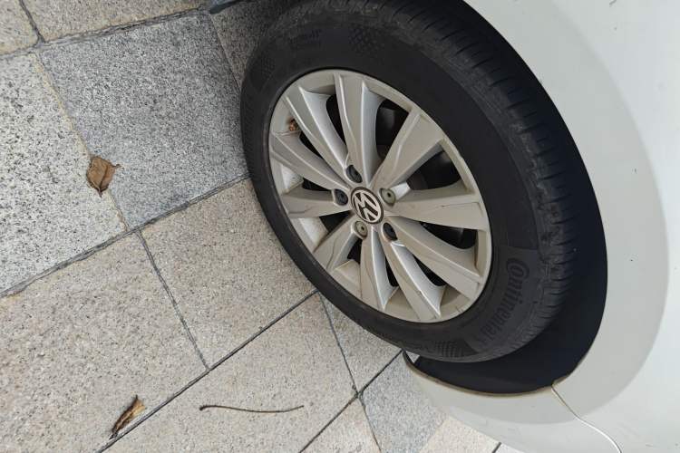 Used Volkswagen Sagitar 2014 Revised Version 1.4TSI Manual Luxury Edition Right Front Wheel Hub