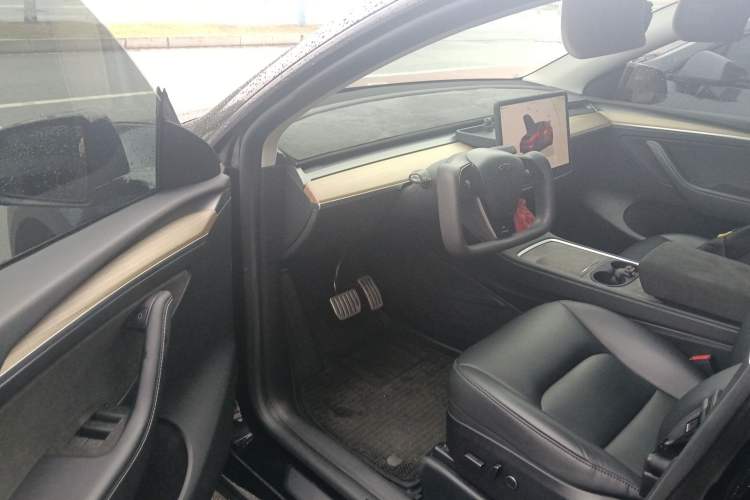 Used Tesla Model Y 2022 Long-Range All-Wheel-Drive Version