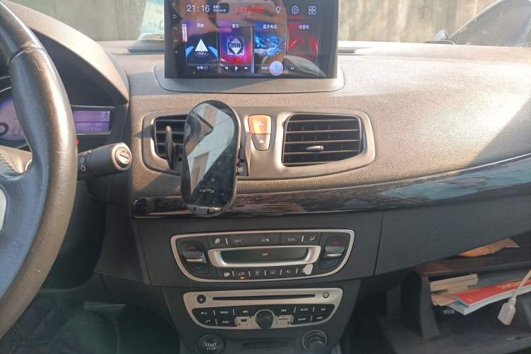 Used Renault Fluence 2015 2.0L Fashion Edition Audio And AC Panel