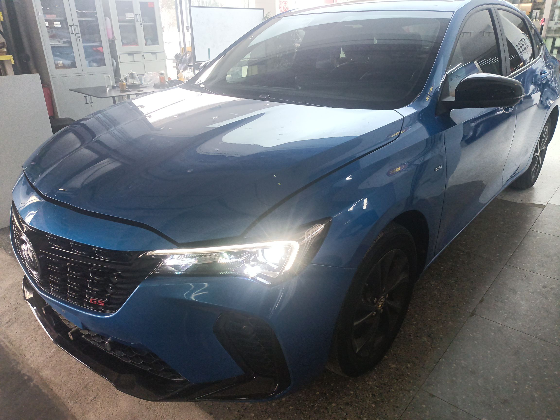 تحت مقدمة السيارة