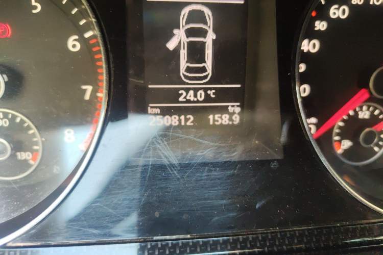 Used Volkswagen Magotan 2015 1.8TSI Luxury Model Odometer Close Up