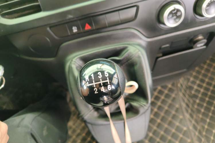 Used JMC Fushun 2022 2.0T Manual Multi-Function Passenger Vehicle Mid-Range High Roof 6-7 Seats Gear Lever