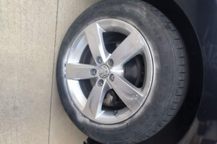 Used Volkswagen Santana 2015 1.6L Automatic Comfort Edition Right Front Wheel Hub