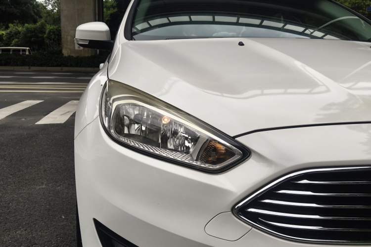 Used Ford Focus 2018 Sedan Classic 1.6L Automatic Trendy SmartDrive Edition Right Front Headlight