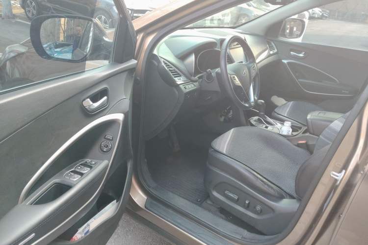 Used Hyundai Santa Fe 2015 2.0T Automatic All-Wheel Drive Smart Version 5 Seats