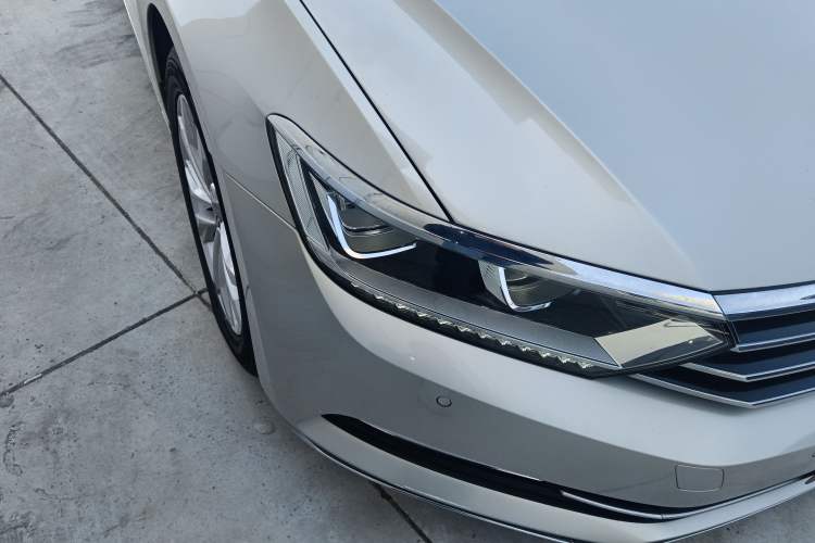 Used Volkswagen Magotan 2019 330TSI DSG Luxury Version China VI Standard Right Front Headlight