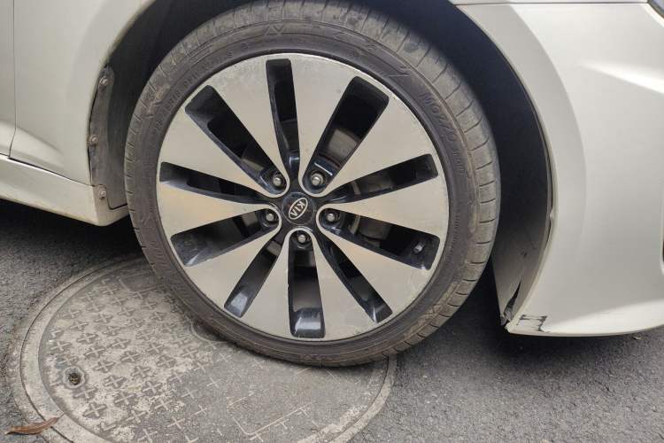 Used Kia K5 2011 2.0L Automatic DLX Right Front Wheel Hub