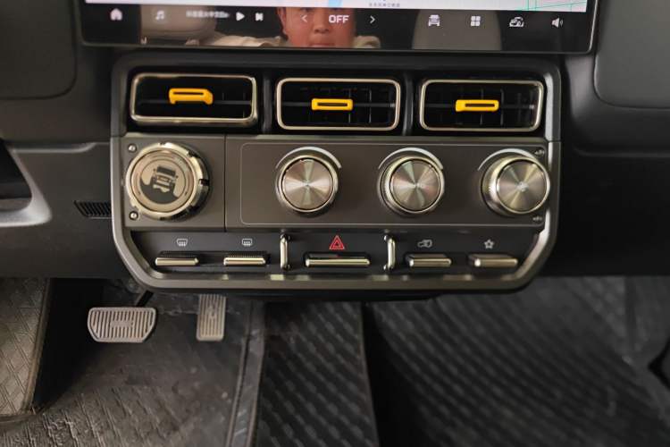 Used iCAR V23 2025 401 Two-Wheel Drive Intelligent Driving Version Audio And AC Panel