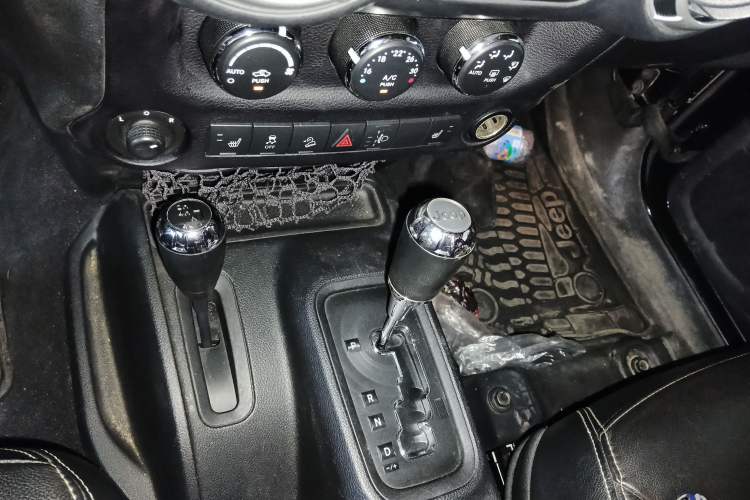 Used Jeep Wrangler 2015 3.0L Sahara Four-Door Edition Gear Lever