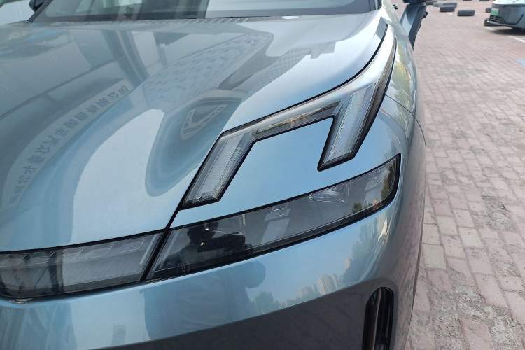 Used Lynk & Co 08 EM-P 2025 220 km All-Wheel-Drive Performance Halo Left Front Headlight