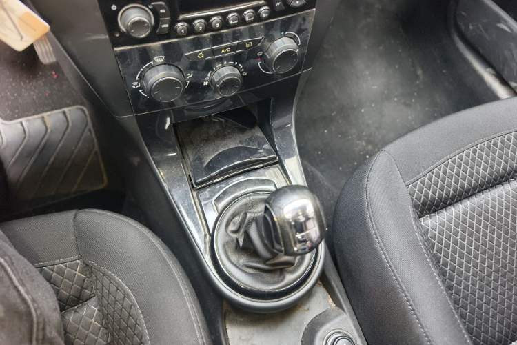 Used Citroen C-Quatre 2014 VTS Version 1.6L Manual - Premium Model Gear Lever