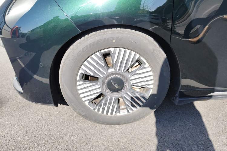 Used Geely Galaxy LEVC L380 2024 140-Degree 6-Seater All-Wheel-Drive Ultra