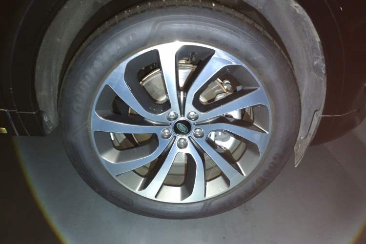 Used Land Rover Discovery Sport 2024 Performance Tech Edition Right Front Wheel Hub