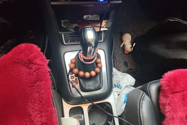 Used Volkswagen Tiguan 2016 280TSI Automatic Two-Wheel Drive Silk Road Comfort Edition Gear Lever