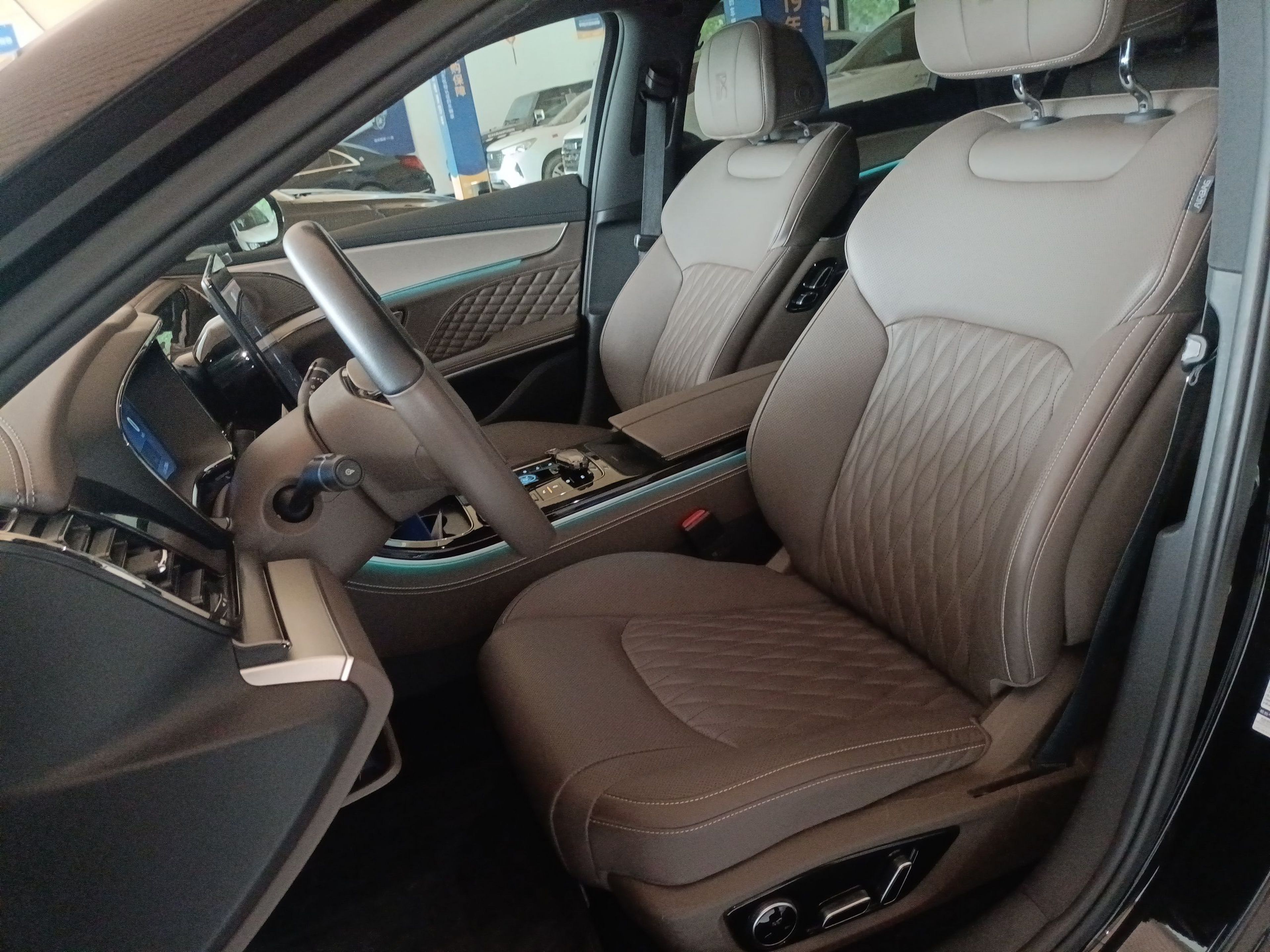 المقاعد الأمامية داخل السيارة