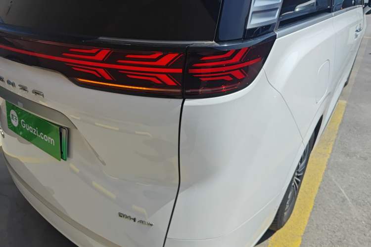 Used Denza D9 2022 DM-i 970 Four-Wheel Drive Flagship Model Right Rear Taillight