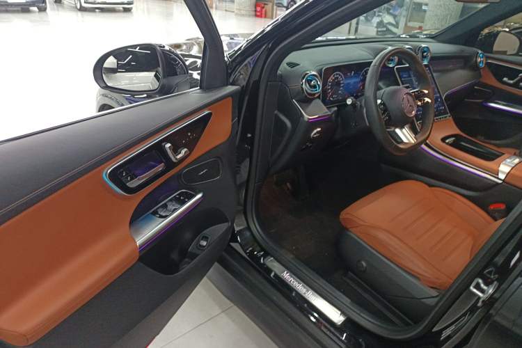 Used Mercedes-Benz GLC 2023 Facelift GLC 260 L 4MATIC Luxury Version 5 Seats
