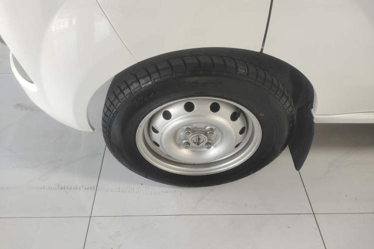 Used Jinbei Hiace X30 2023 1.5L Super-Comfortable Passenger Van 5/6/7-Seater Non-Air-Conditioned Version Model SWC15M Left Front Wheel Hub