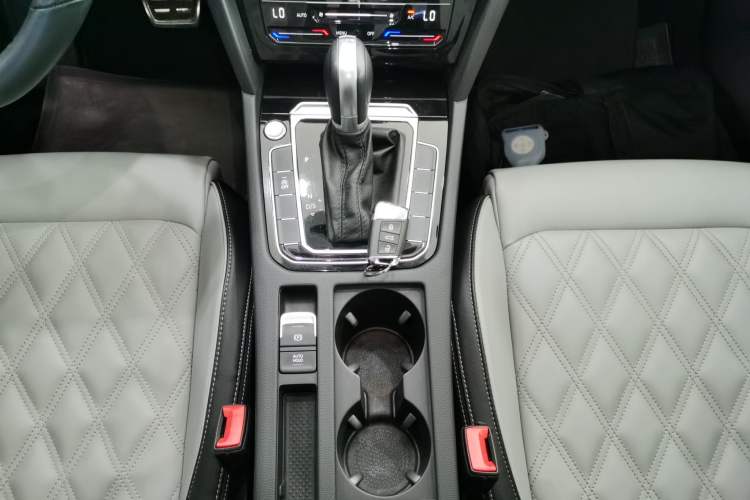 Used Volkswagen Magotan 2023 2 Million Units Limited Edition 330TSI DSG Leading Version
