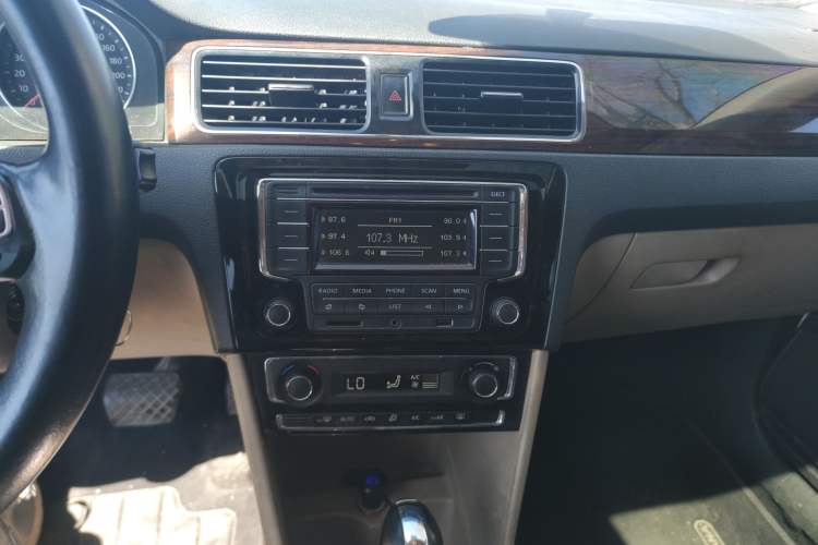 Used Volkswagen Santana 2013 1.6L Automatic Luxury Edition Audio And AC Panel