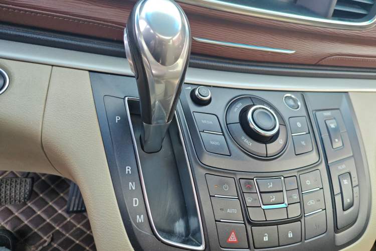 Used Buick GL8 2018 28T Luxury Model China VI Standard Gear Lever