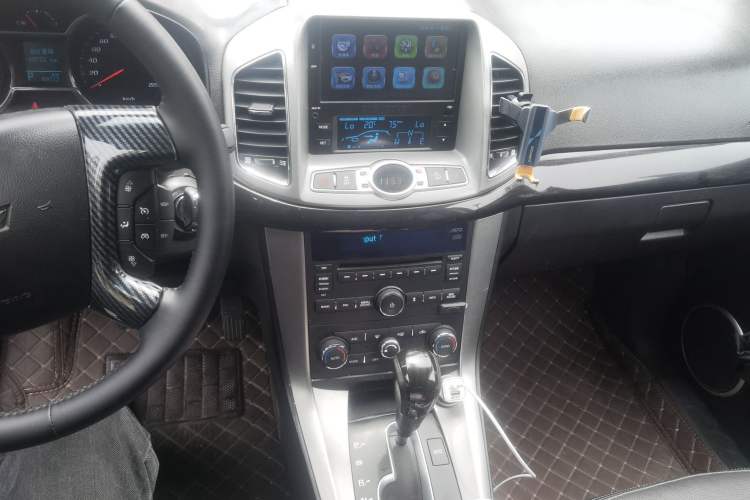 Used Chevrolet Captiva 2017 2.4L 4x4 Flagship Edition 7-Seater Audio And AC Panel