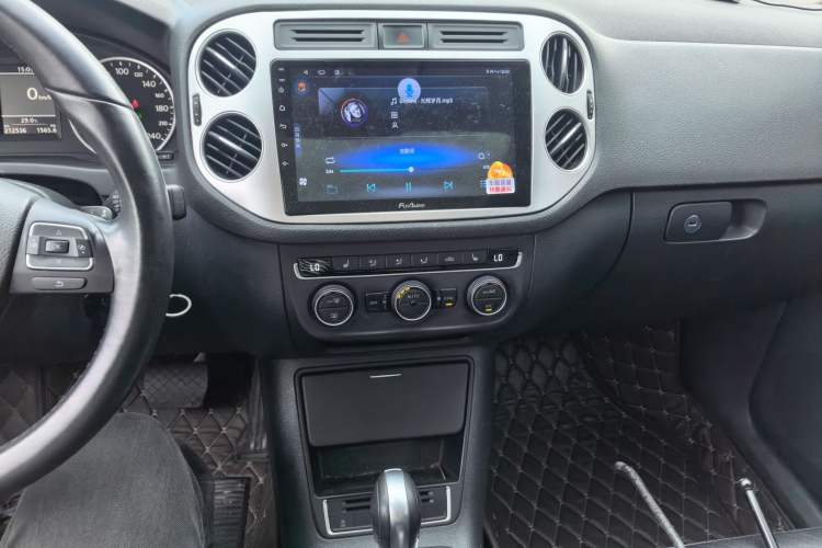 Used Volkswagen Tiguan 2013 1.8 TSI Automatic All-Wheel Drive Luxury Model Audio And AC Panel