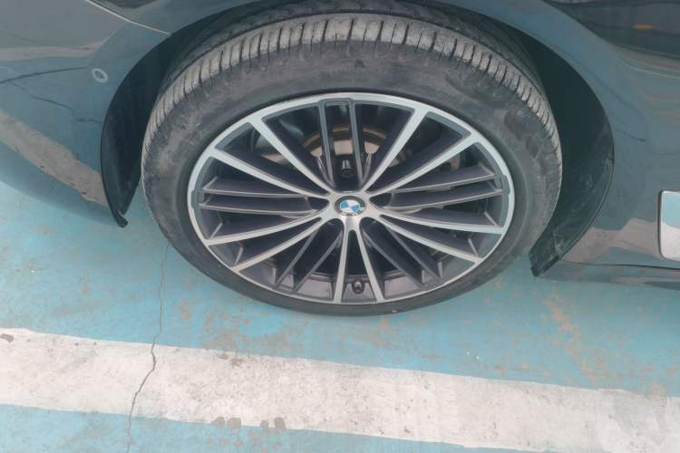 Used BMW 5 Series 2022 530Li Leading Model M Sport Package Left Front Wheel Hub