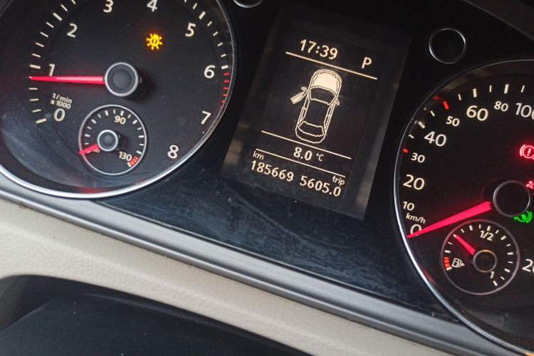 Used Volkswagen Magotan 2012 1.8TSI Luxury Model Odometer Close Up