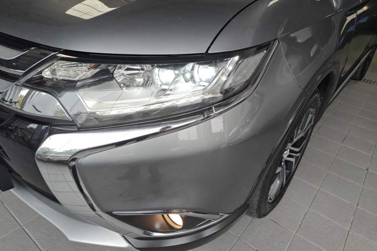 Used Mitsubishi Outlander 2018 2.4L 4x4 Luxury Edition 7-Seater