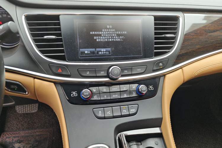 Used Buick LaCrosse 2016 28T Premium Edition Audio And AC Panel