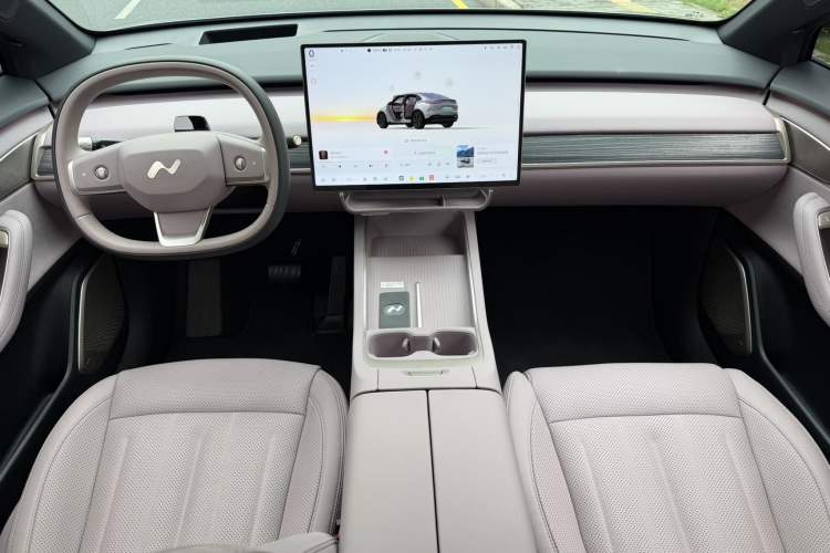 Used ONVO L60 2024 60 kWh Rear-Drive Version Center Console