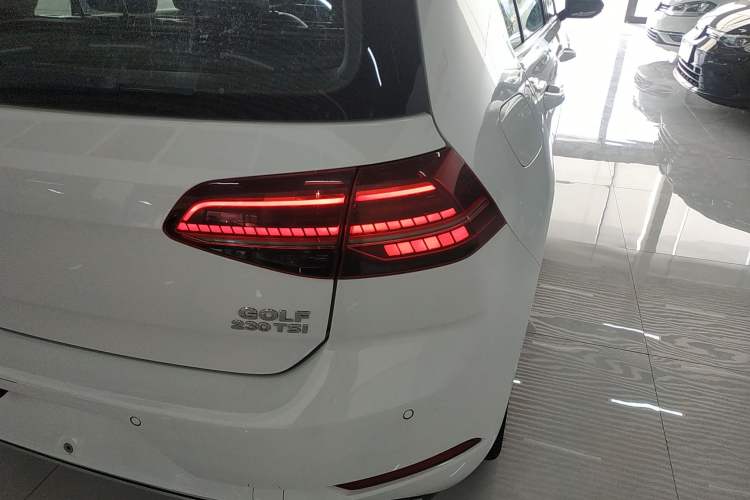 Used Volkswagen Golf 2018 230TSI Automatic Luxury Version
