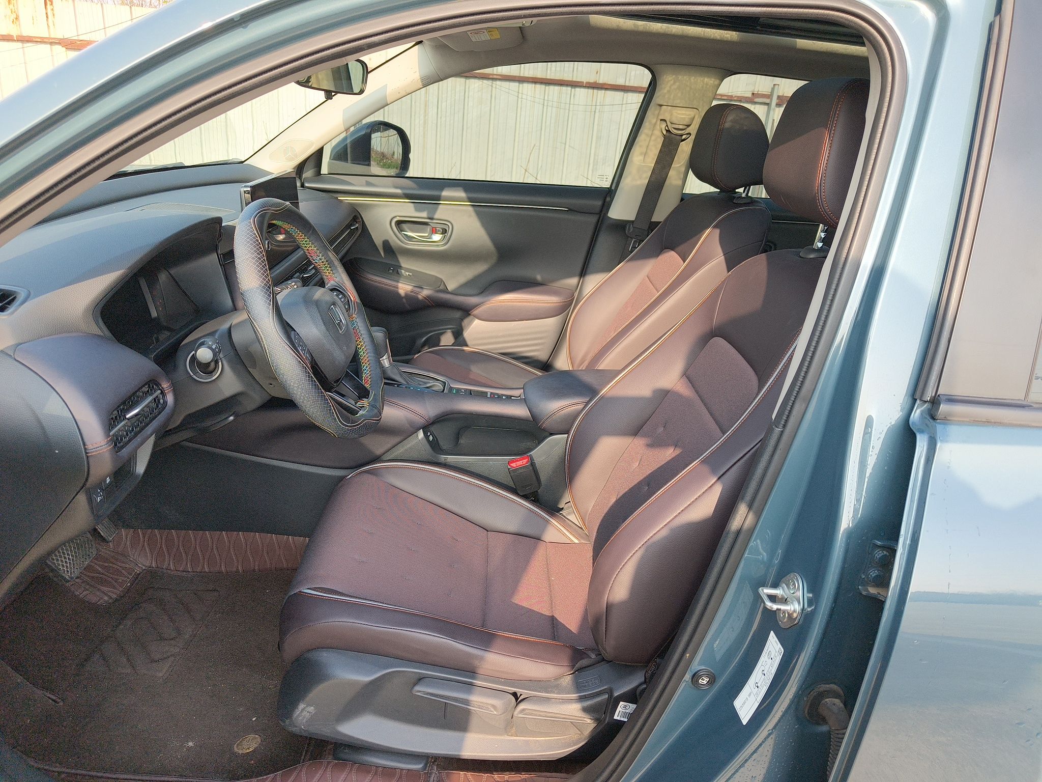 المقاعد الأمامية داخل السيارة