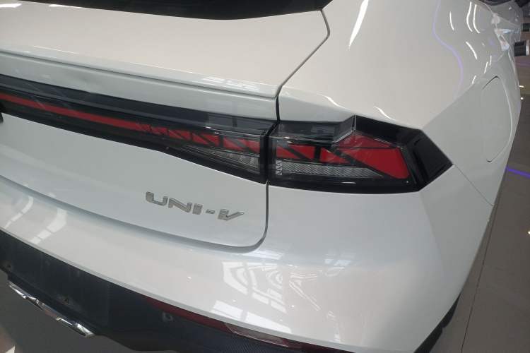 Used Changan UNI-V iDD 2024 Blue Whale Smart Electric iDD 136km ZhiKu Model