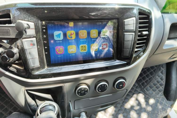 Used SAIC MAXUS Xintu V80 2019 2.5T Classic Model 6-Speed Manual Aotong Long Wheelbase Mid-Height 7-Seater