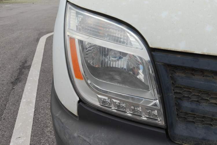 Used SAIC MAXUS Xintu V80 2014 2.5T Aotuntong Long Wheelbase Mid-Roof Model Right Front Headlight