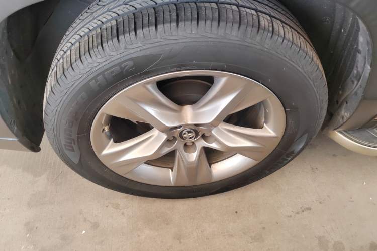 Used Toyota Highlander 2018 2.0T Two-Wheel Drive Luxury Edition 7 Seats China VI Standard Right Rear Wheel Hub