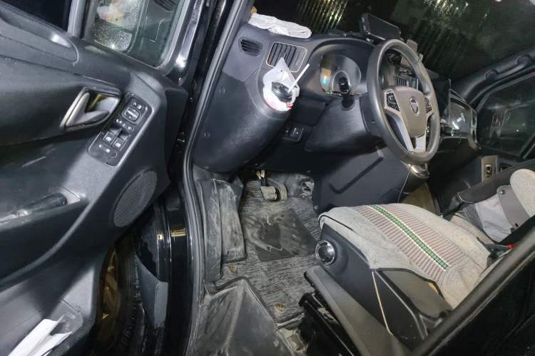 Used Foton Toano 2023 Joy Elephant Multi-Function Model Cummins 2.8T Automatic Long Wheelbase Mid-Roof Design Rear Single Tire Available in 5/6/7/9-Seater Configurations Driver Seat