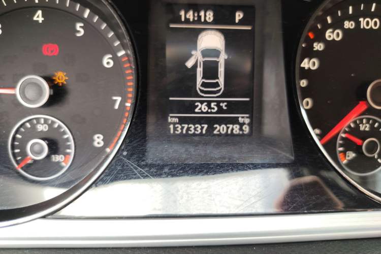 Used Volkswagen Magotan 2015 1.8TSI Advanced Model Odometer Close Up