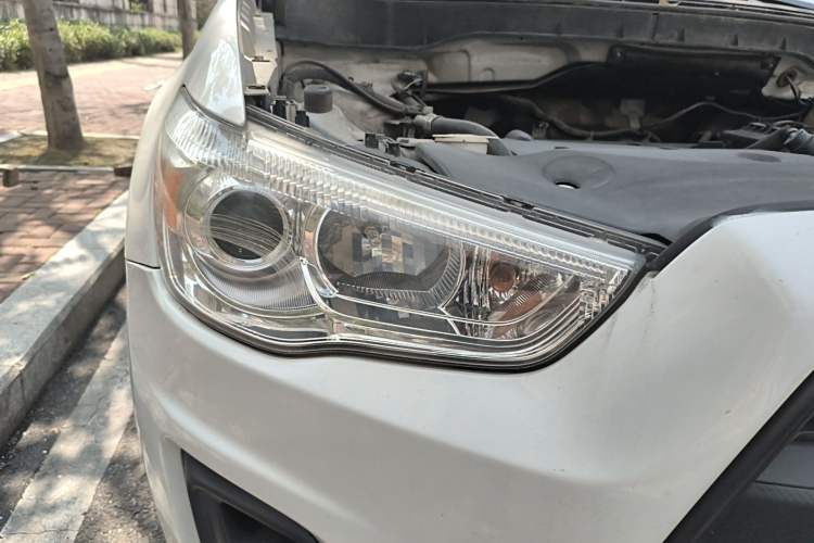 Used Mitsubishi ASX 2013 2.0L CVT Two-Wheel Drive Elite Edition Right Front Headlight