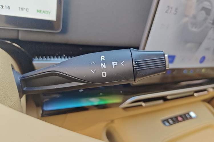 Used VOYAH Dream 2025 PHEV Four-Wheel Drive Excellence Kunpeng Edition Gear Lever