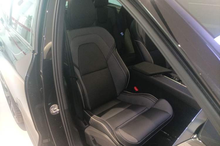 Used Volvo XC60 2026 B5 4x4 Smart Range Extreme Night Black Edition Right Front Seat