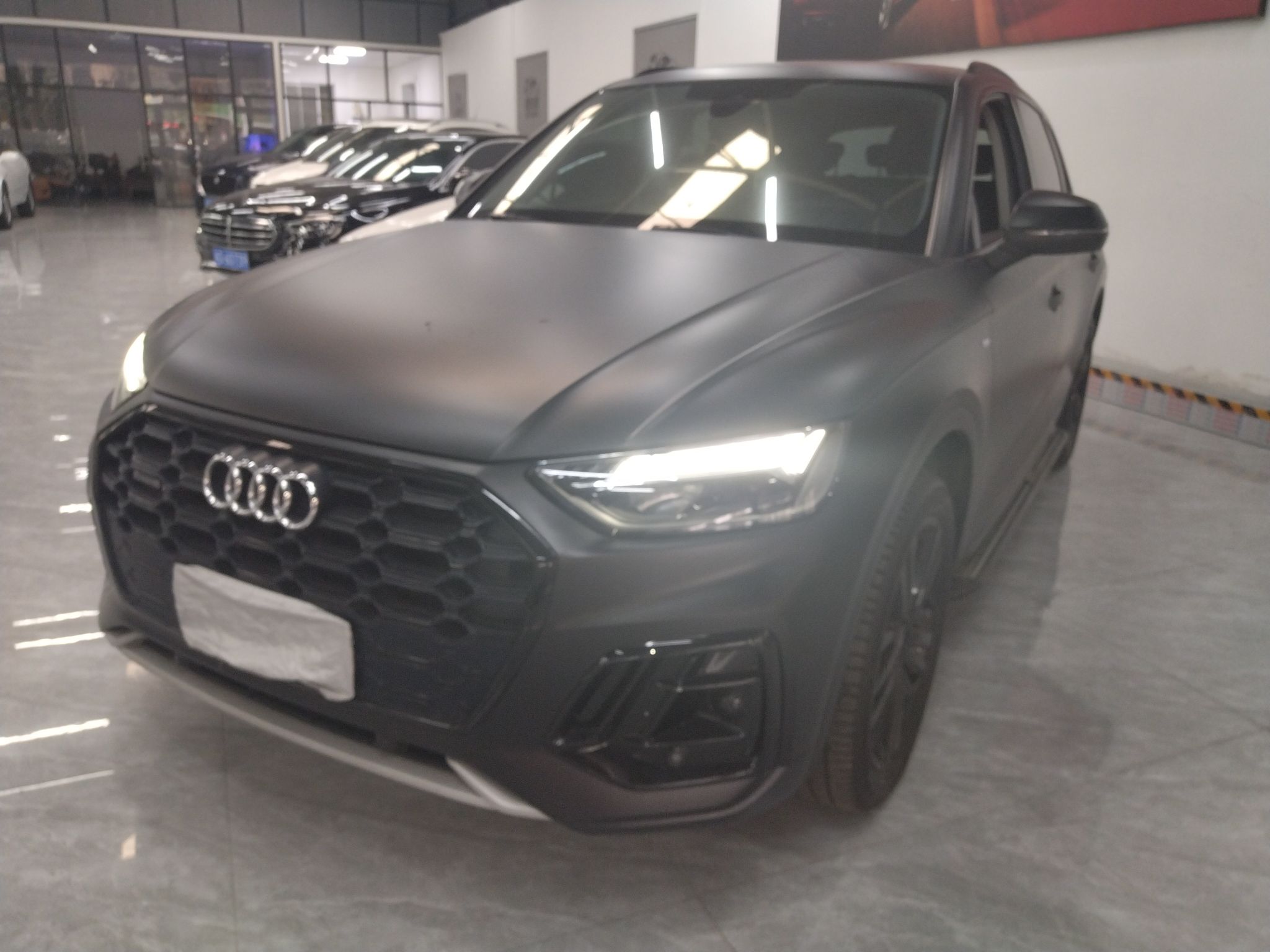 تحت مقدمة السيارة