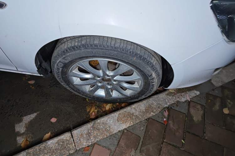 Used Buick GT 2013 XT 1.6L Automatic Fashion Edition Right Front Wheel Hub