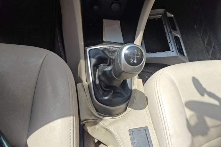Used Hyundai Verna (older generation) 2014 1.4L Manual Smart GLS Trim Gear Lever