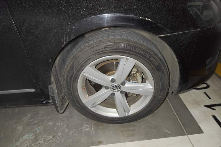 Used Volkswagen Passat 2014 1.8TSI DSG Prestige Edition Right Front Wheel Hub