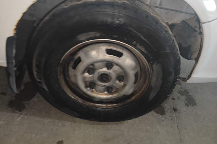 Used JMC Fushun 2022 2.0T Manual Multi-Function Passenger Vehicle Short Wheelbase Mid-Height Roof 6-Seater Right Front Wheel Hub