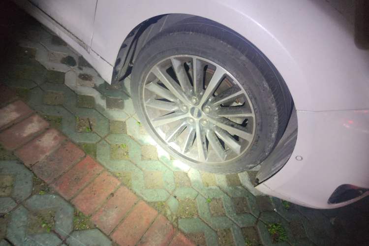 Used Lincoln MKZ 2017 2.0T Luxury Edition Right Front Wheel Hub